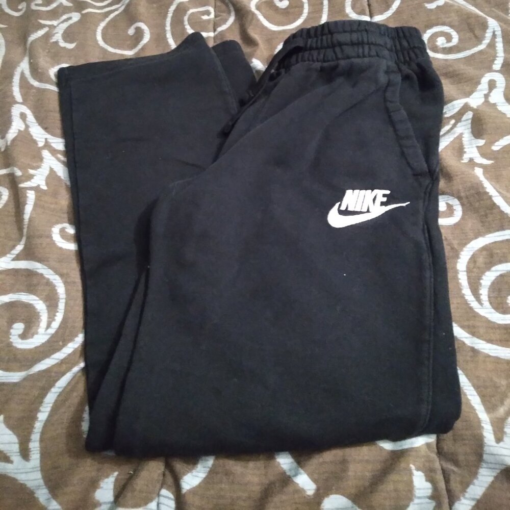 Black Nike sweatpants. Boys large.